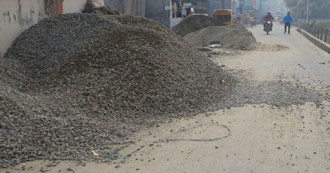 सडक निर्माणका लागि थुपारेको गिट्टीमा मानिसको टाउको भेटियो