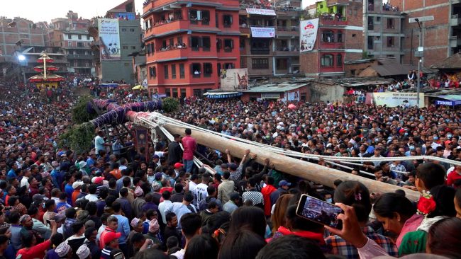 भक्तपुरमा ठड्याइयो ५५ हाते लिङ्गो