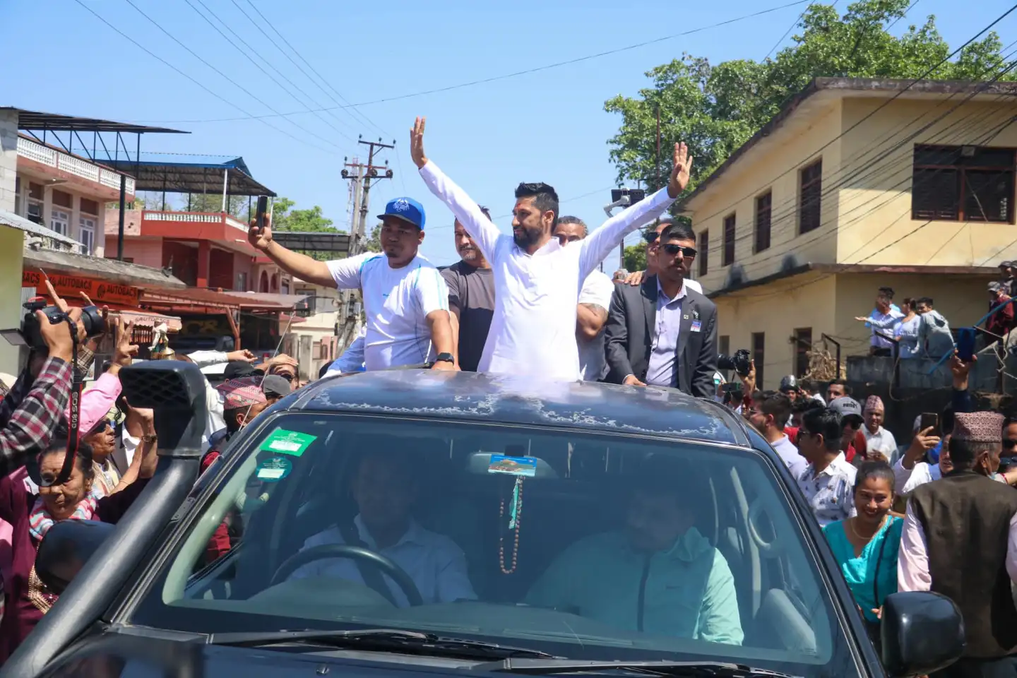 उपनिर्वाचन : चितवन-२ मा  दलबलसहित रवि लामिछानेको उम्मेदवारी दर्ता