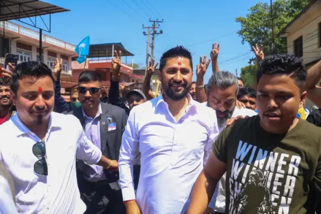 आचारसंहिता उल्लङ्घन गरेको भन्दै रवि लामिछाने र चितवनका प्रजिअविरुद्ध उजुरी