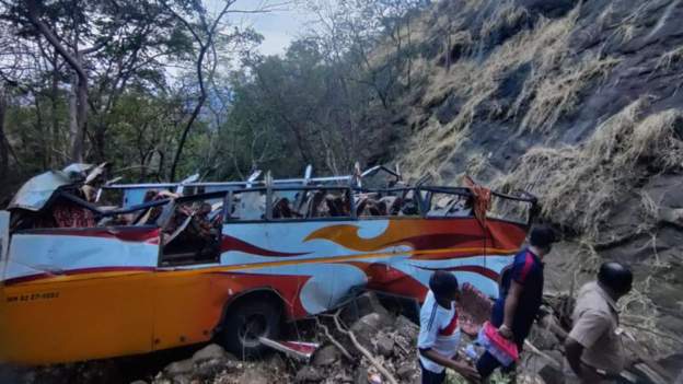 निजी बस भिरबाट खस्दा १३ जनाको मृत्यु