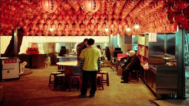 मान्छेहरु आफ्नो स्वेच्छाले यो क्याफेमा आउँछन् तर आफ्नो इच्छाले बाहिर जान पाउँदैनन्