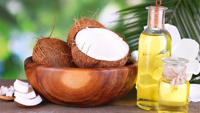 नरिवलको तेलमा यी कुरा मिसाएर लगाउनुहोस्, सेतो कपाल कालो हुन्छ