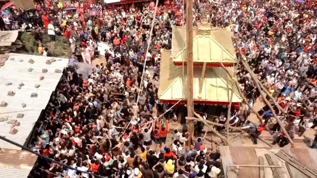 भक्तपुरको प्रसिद्ध बिस्का जात्रा: हात नभएको लिङ्गो ठड्याइयो (भिडियो)