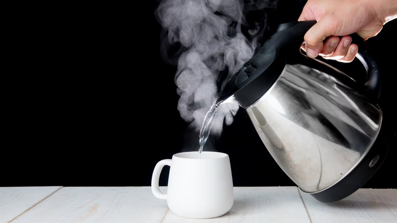 बिहान उठेर सधैं तातो पानी पिउनुहुन्छ ? यस्ता छन् बेफाइदाहरु