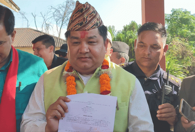 चितवन–२ मा जितनारायण श्रेष्ठले गरे उम्मेदवारी दर्ता