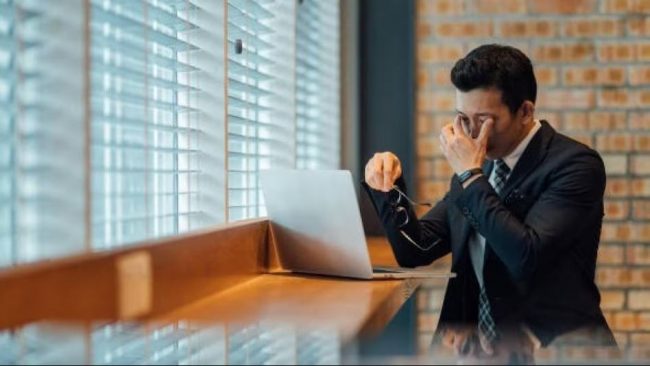 कमजोर कार्यसम्पादन गर्ने कर्मचारीलाई सबैको अगाडि एक अर्कालाई थप्पड हान्न आदेश !