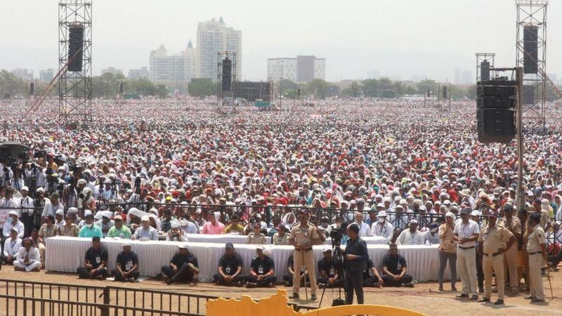 सम्मान कार्यक्रममा सहभागीहरूलाई चर्को घाममा राखिएपछि १२ जनाको गर्मीले मृत्यु