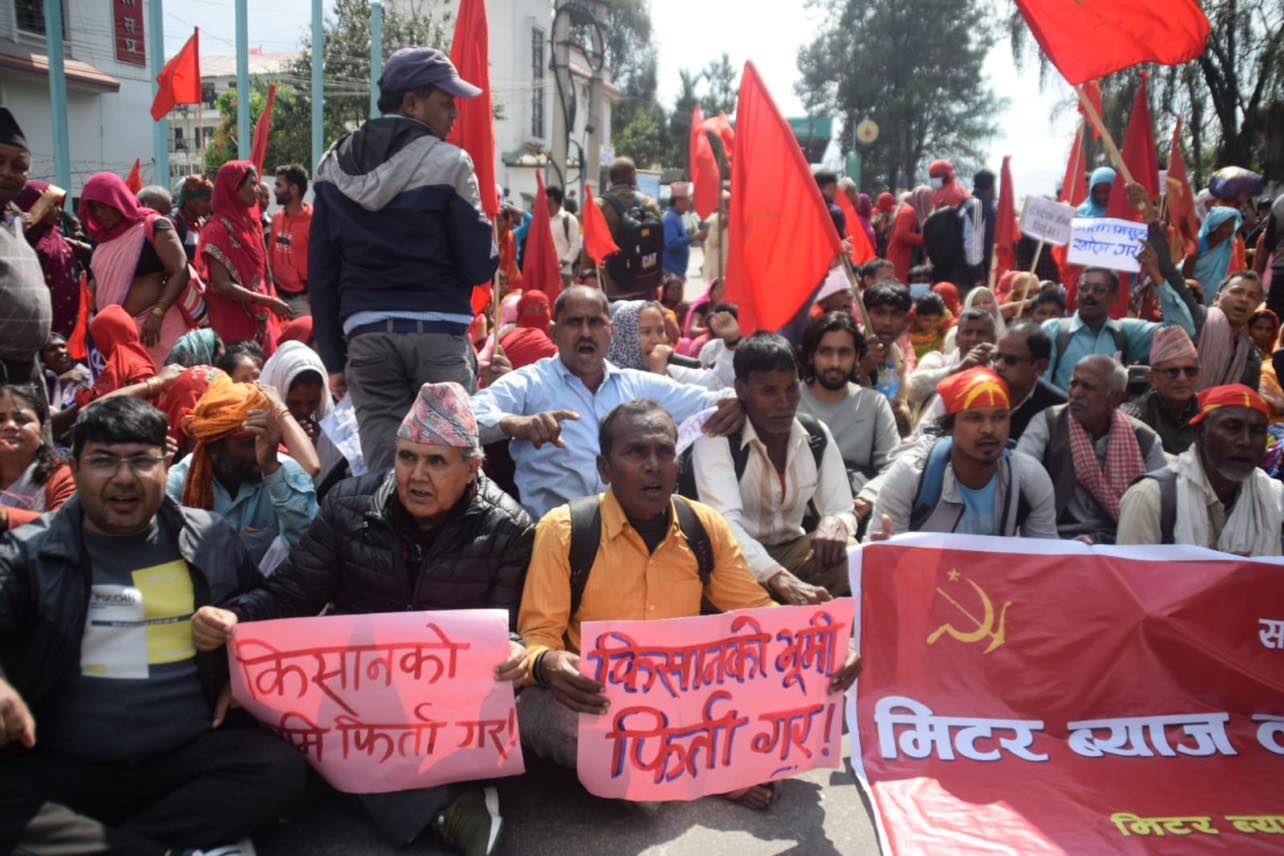 दलको झण्डा र कृषि औजारसहित मिटरब्याज पीडितको प्रदर्शन (फोटोफिचर)