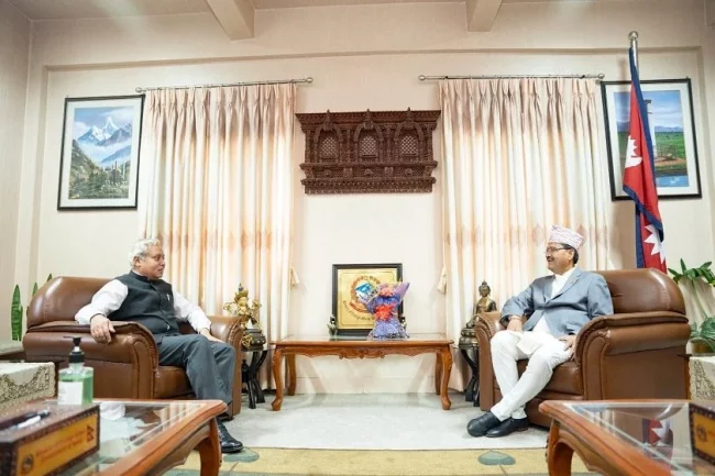 नवनियुक्त परराष्ट्रमन्त्रीलाई भेट्न भारतीय राजदूत श्रीवास्तव मन्त्रालय पुगे