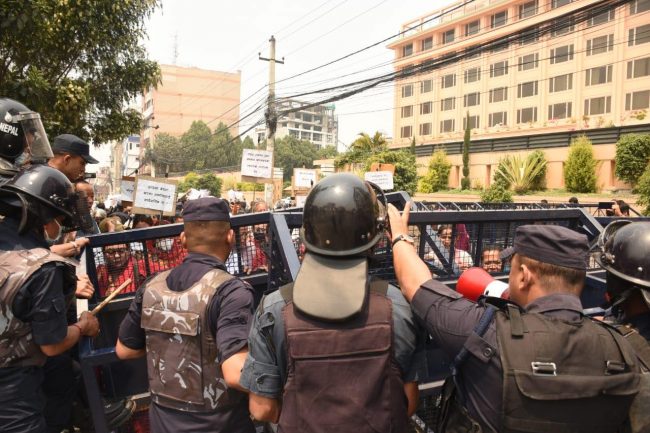 प्रदर्शनमा उत्रिएका द्वन्द्व पीडित प्रहरी नियन्त्रणमा