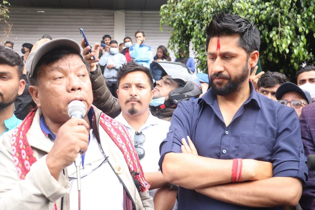 महावीर पुनको आन्दोलनमा समर्थन जनाउन रवि लामिछाने माइतिघर मण्डलामा