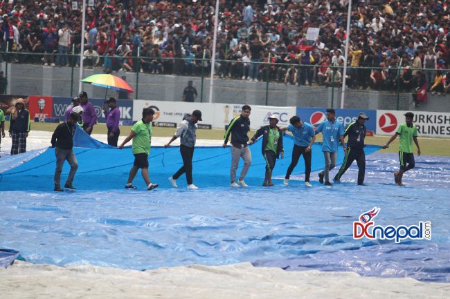 १०६ रनमा नेपालले युएइको ९ विकेट लिएपछि पानी परेर खेल रोकियो