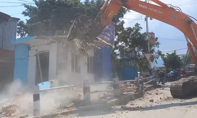 महानगरले भत्कायो पुरानो बसपार्कमा रहेको प्रहरी बिट
