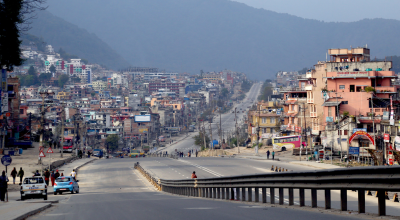 विस्तार हुँदै गरेको सडकबाटै गुड्छन् लामो दूरीका बस