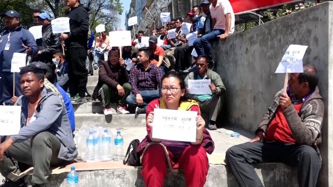 पार्किङ शुल्क महङ्गो भएको भन्दै ट्याक्सी चालक आन्दोलित (भिडियो)