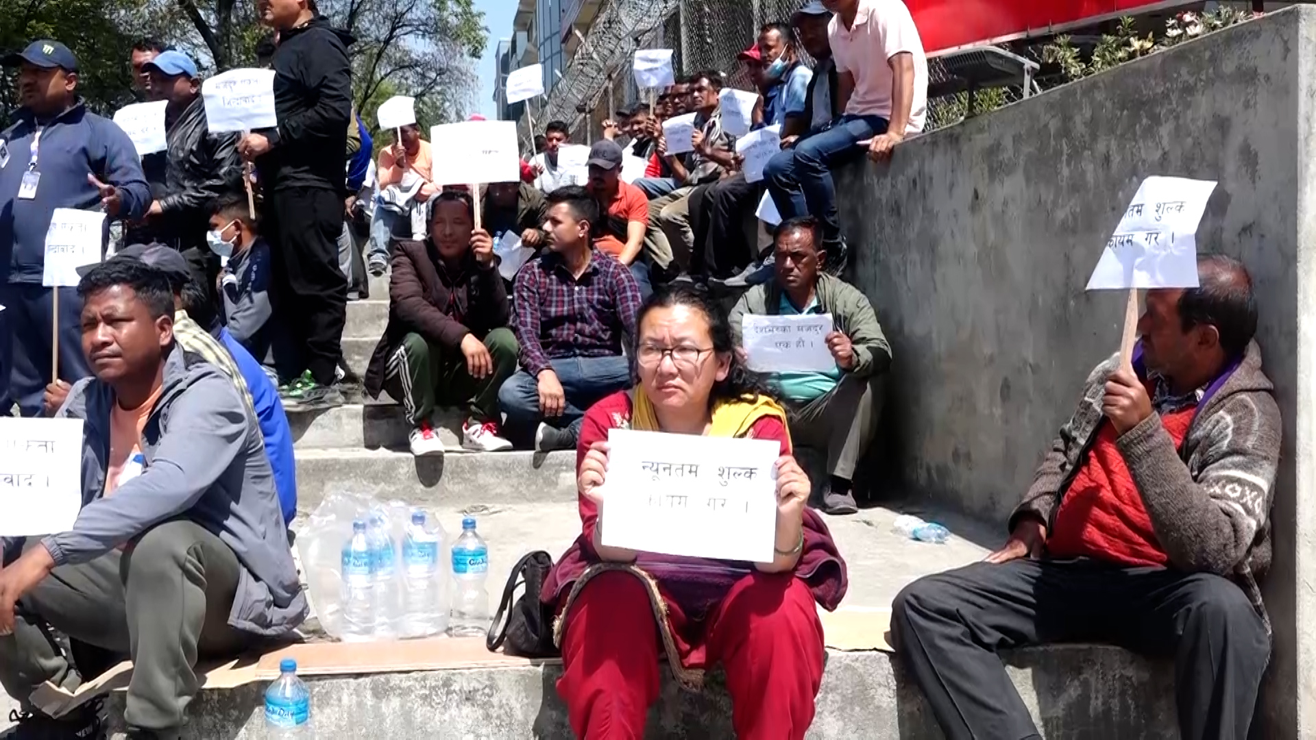 पार्किङ शुल्क महङ्गो भएको भन्दै ट्याक्सी चालक आन्दोलित (भिडियो)