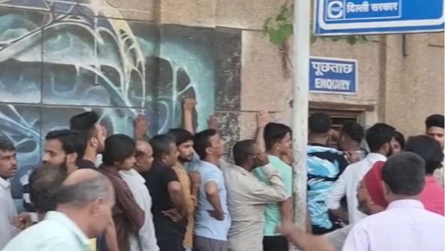 भारतको तिहाड जेलबाहिर ‘मलाई जेल हाल’ भन्दै पुग्नेहरुको भिड