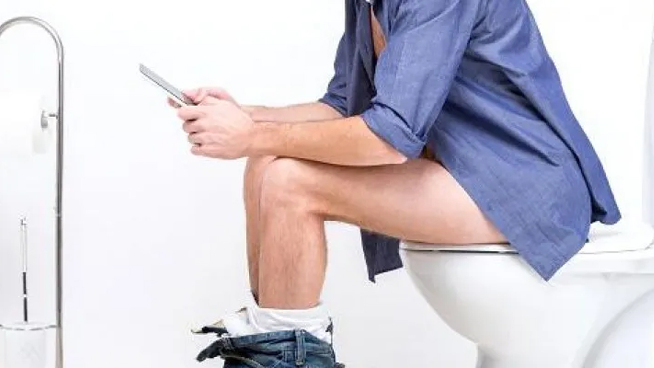 के तपाई ट्वाइलेटमा मोबाइल चलाउनुहुन्छ? यस्तो हुन सक्छ!