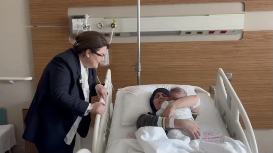 टर्कीमा भूकम्पको भग्नावशेषमा पुरिएका नवजातले ५४ दिनपछि आमालाई भेटे