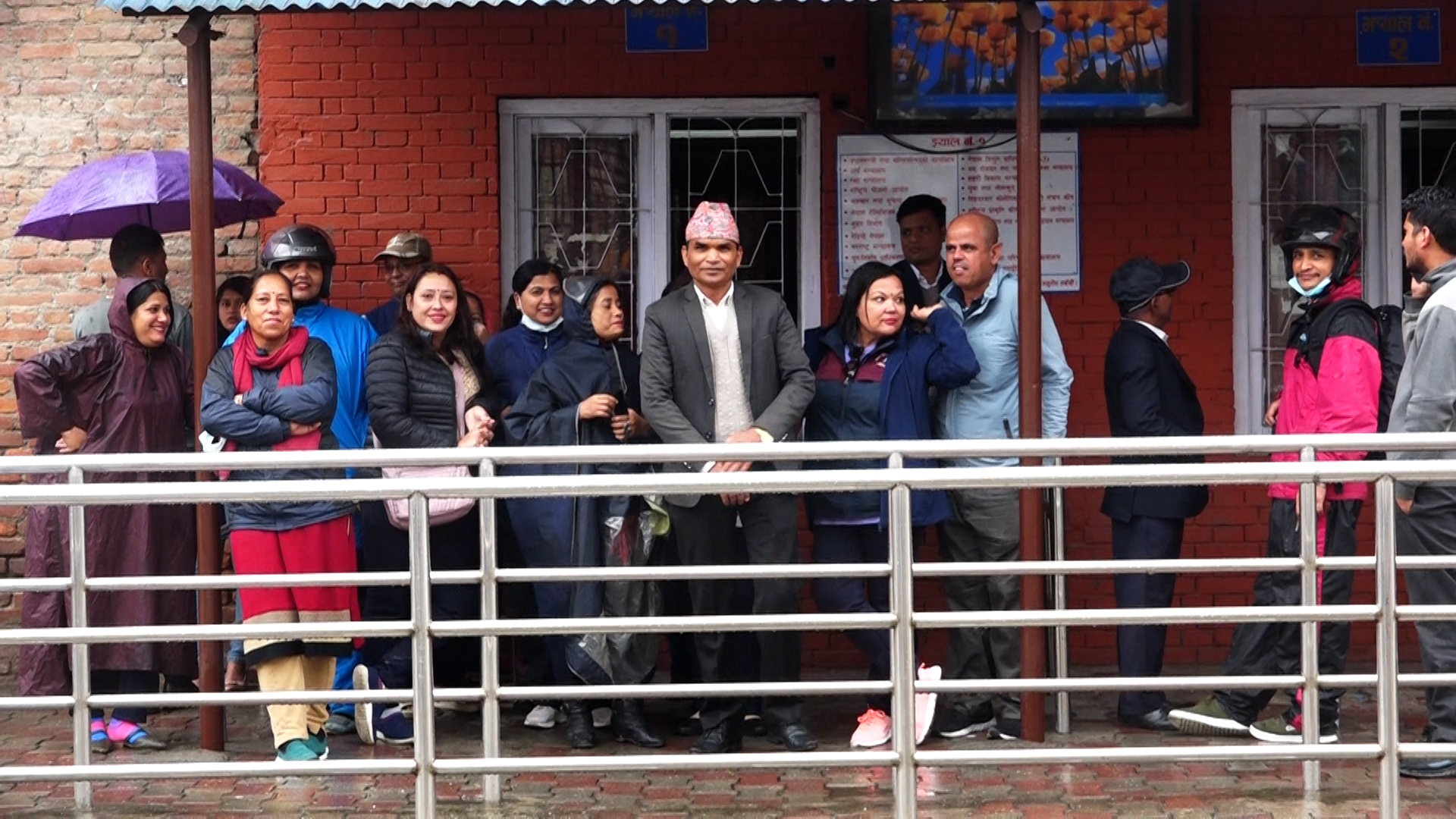 सिंहदरबार गेटमा धर्ना: सङ्घीय निजामती ऐन तत्काल जारी गर्न माग {भिडियो}