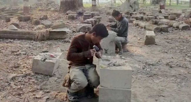 ढुंगामा आकृति खोपेर आकर्षक बनाइँदै ऐनापहरा