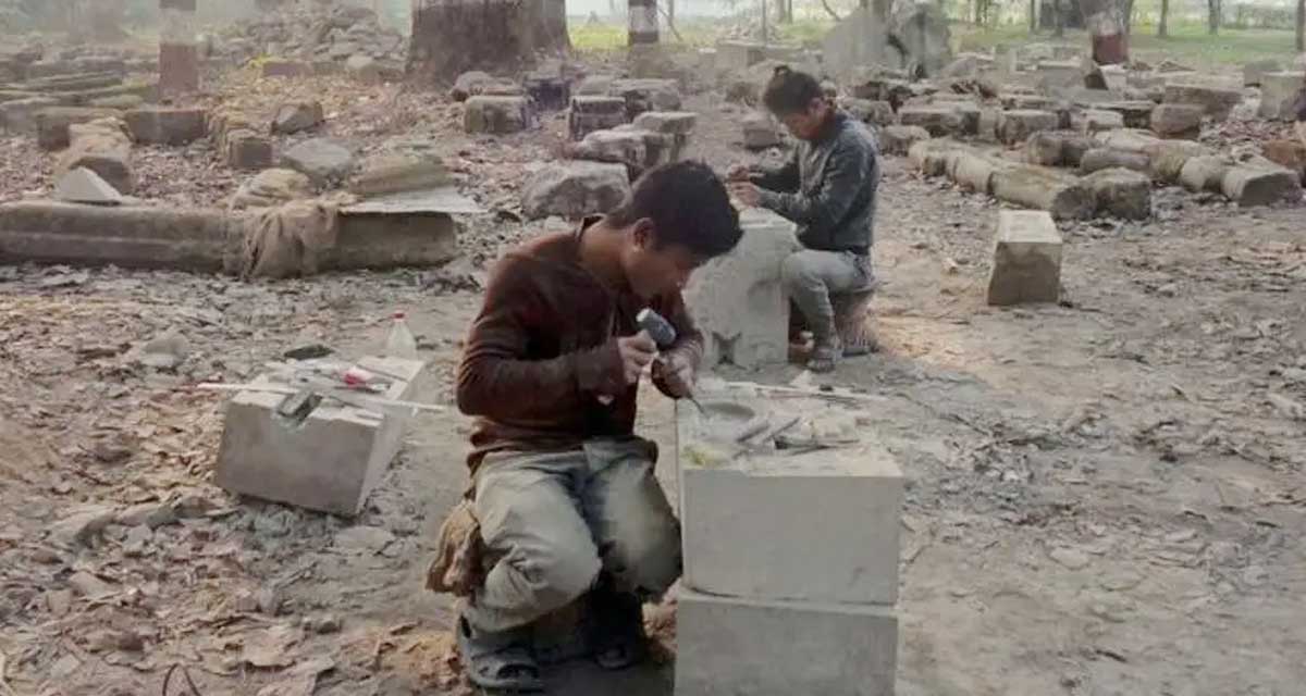 ढुंगामा आकृति खोपेर आकर्षक बनाइँदै ऐनापहरा