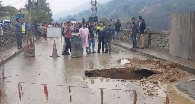 धादिङको गणेशखोला पुलमा फेरि भ्वाङ, सवारी आवागमन बन्द