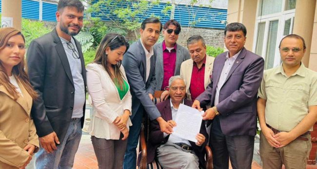 लगानीकर्ताहरूले कांग्रेसका सभापति देउवालाई बुझाए ६ बुँदे ज्ञापनपत्र