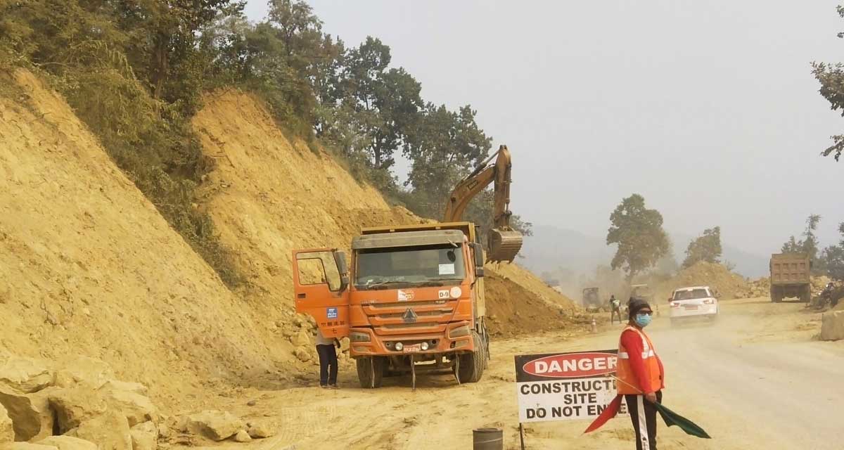 नारायणगढ–बुटवल सडक विस्तार : मासिए वरपिपलका चौतारा, भत्किए प्रतिक्षालय