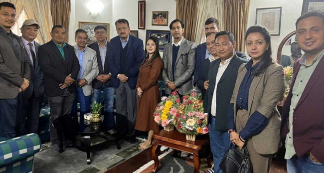 लगानीकर्ताहरूले अर्थमन्त्रीलाई बुझाए ६ बुँदे ज्ञापनपत्र