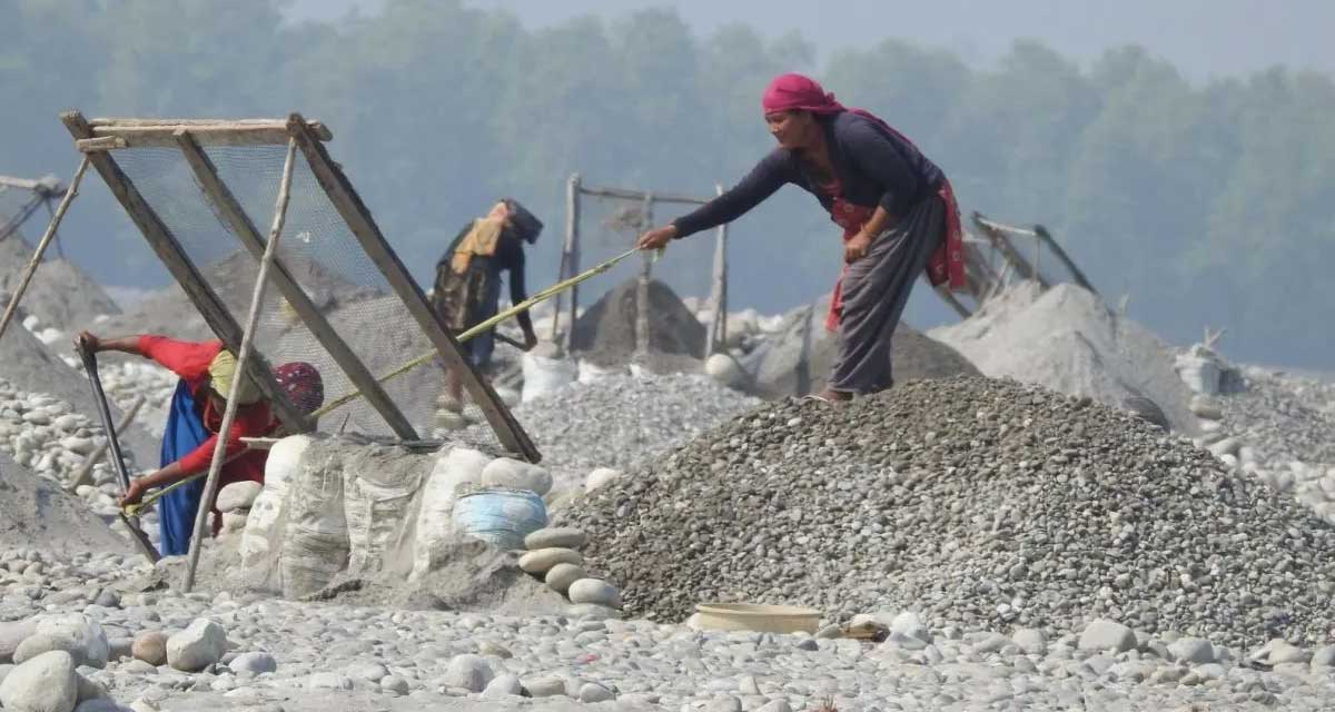 महाकालीमा बालुवा छान्नेको पीडा : ‘बालुवा नछाने भोकै बस्नुपर्छ’
