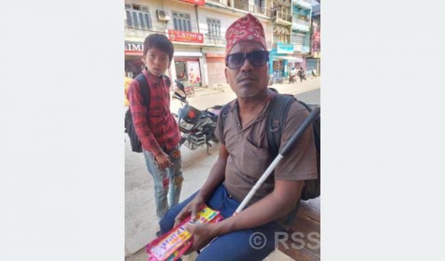 अगरबत्ती बेचेर जीविकोपार्जन गर्दै दृष्टिविहीन दम्पती