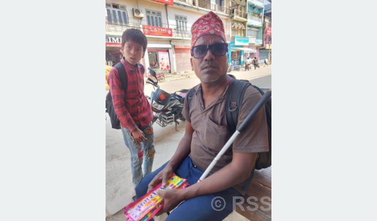 अगरबत्ती बेचेर जीविकोपार्जन गर्दै दृष्टिविहीन दम्पती