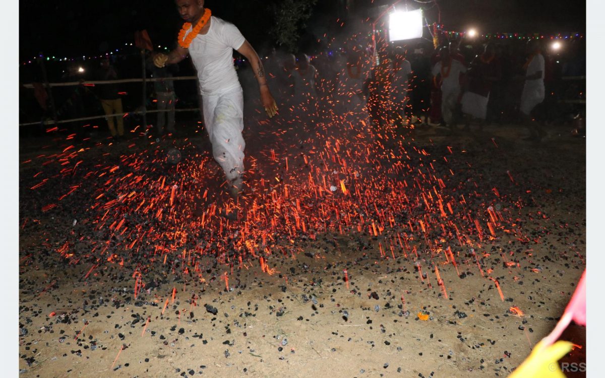 आगोको भुङ्ग्रोेमाथिको अनौठो नाच