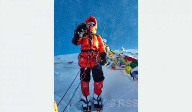 सोह्र वर्षीया चिनियाँ युवतीले गरिन् सगरमाथाको सफल आरोहण