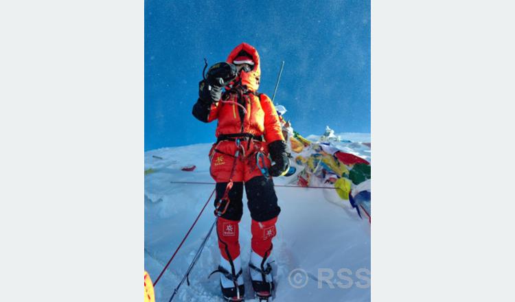 सोह्र वर्षीया चिनियाँ युवतीले गरिन् सगरमाथाको सफल आरोहण