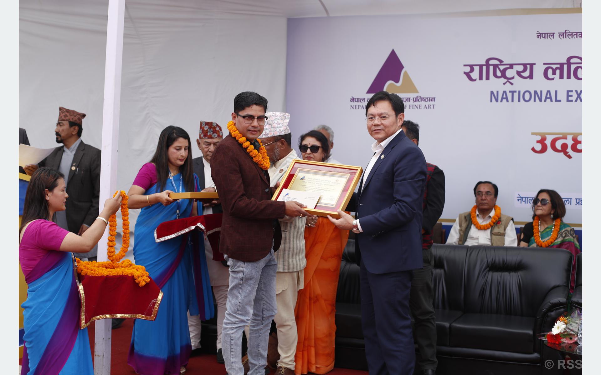 गणतन्त्र दिवसको अवसरमा कलाकारसहित सञ्चारकर्मी पुरस्कृत