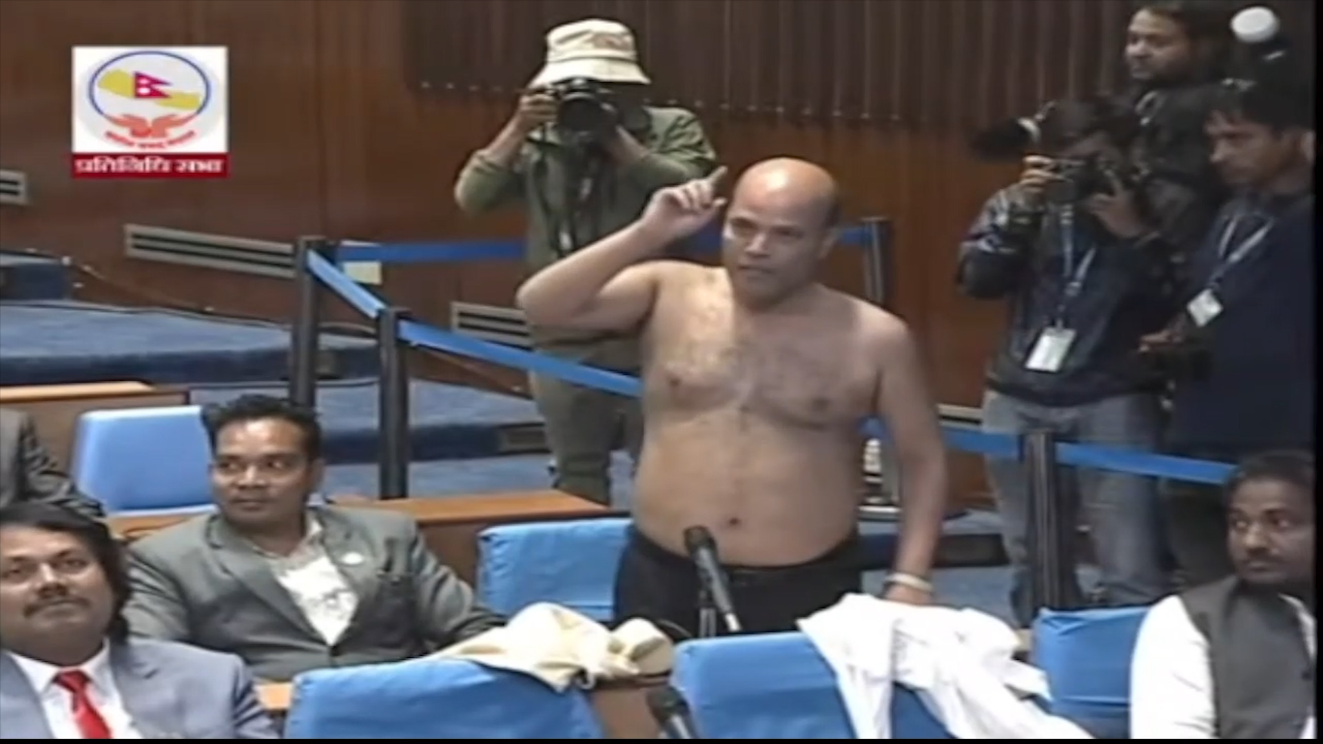 सांसद अमरेशकुमार सिंहले संसदभित्रै कपडा खोले {भिडियो}