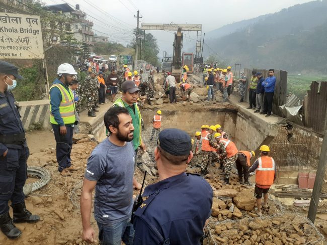 अवरुद्ध सडक खुलाउन सेना सक्रिय