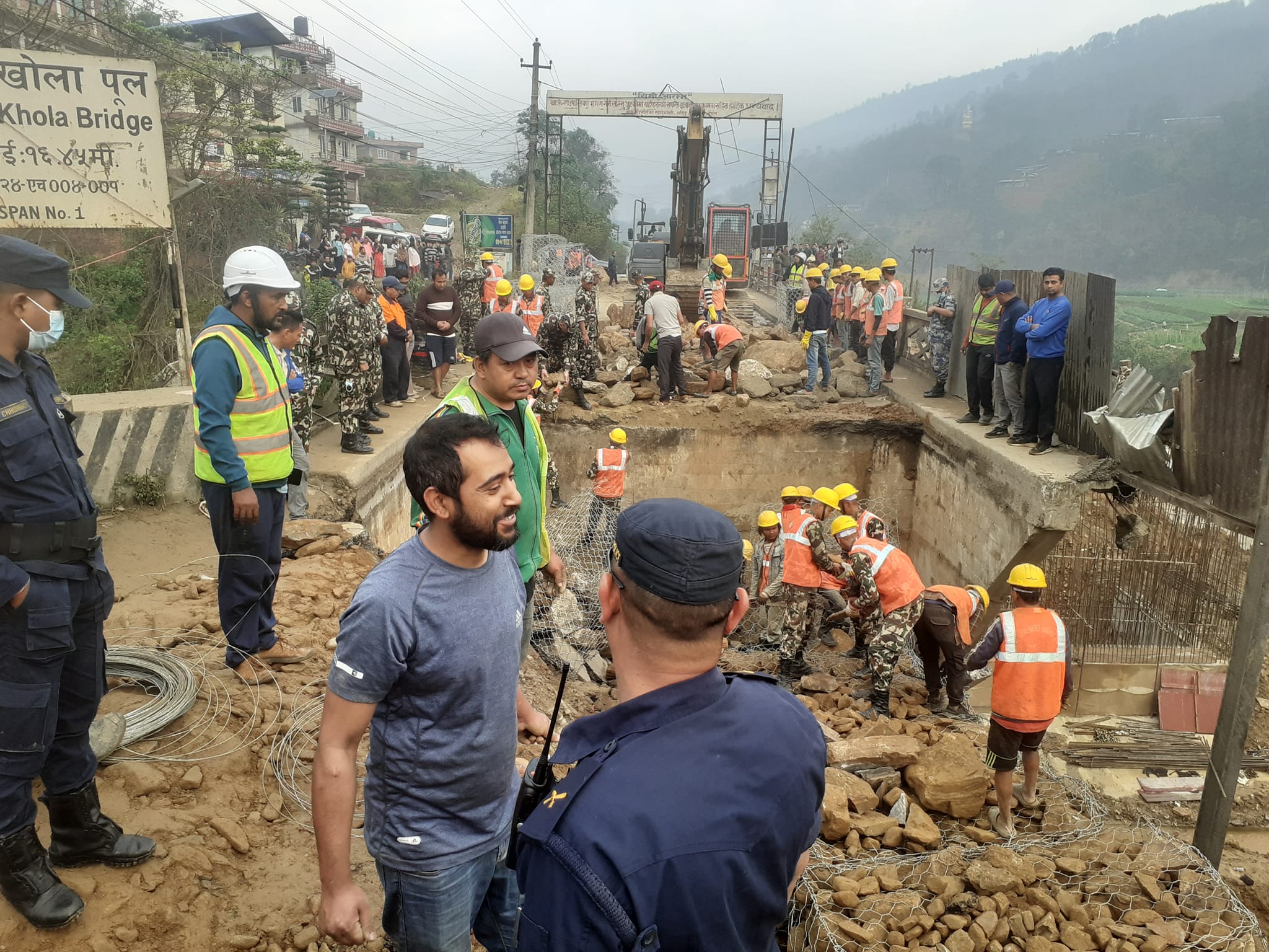 अवरुद्ध सडक खुलाउन सेना सक्रिय