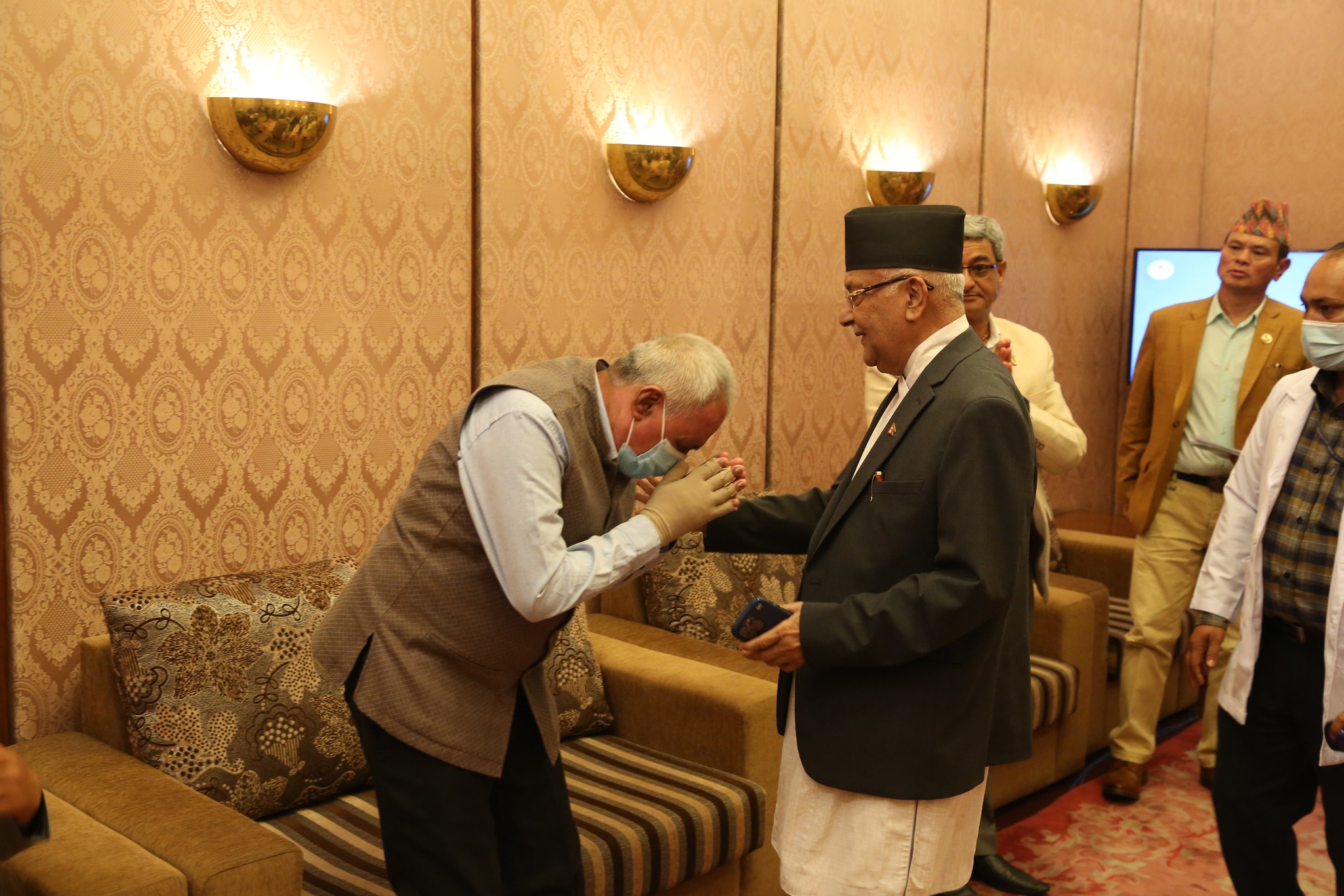 केपी ओलीसँगको भेटमा चन्द्र भण्डारीले भने- नेपालमा जलन अस्पताल निर्माणको काम थालाैँ