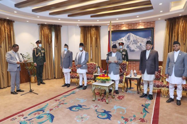 नवनियुक्त वनमन्त्री वीरेन्द्र महतो र शिक्षा राज्यमन्त्री प्रमिला कुमारीद्वारा शपथ ग्रहण