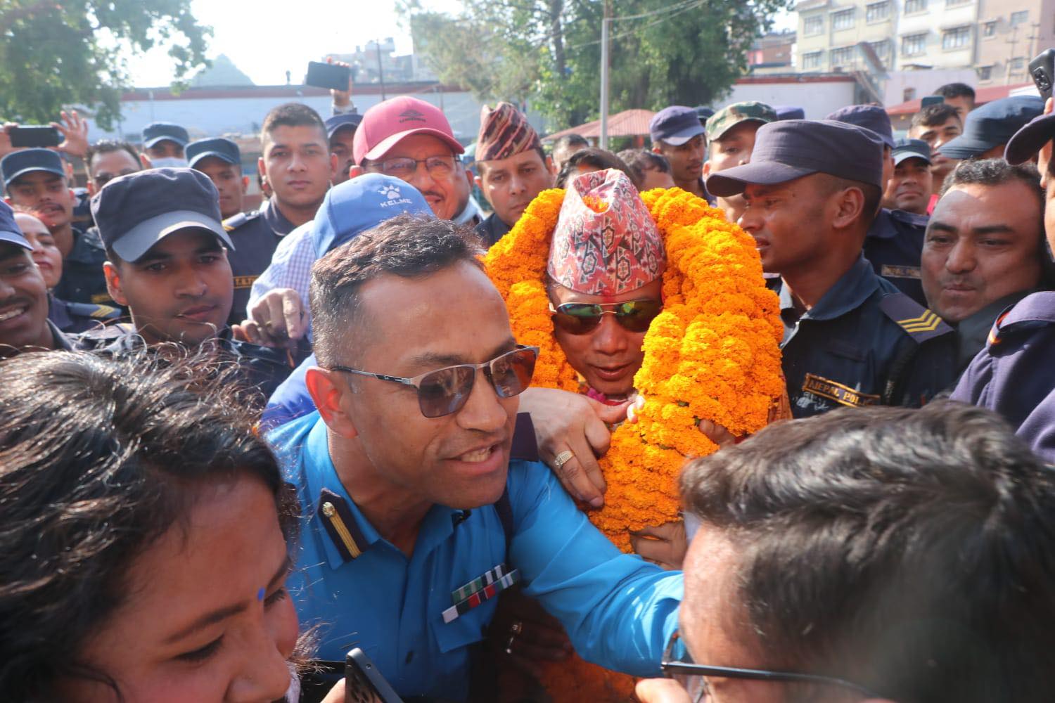 रेशम चौधरी रिहा (तस्वीरहरू)