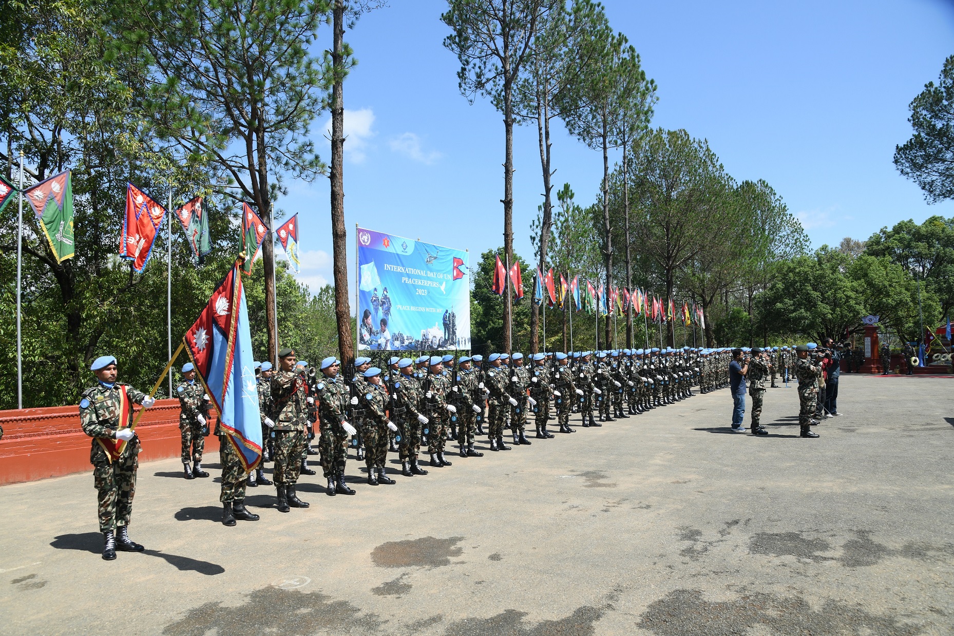 शान्ति सैनिक दिवसः प्रधानसेनापति शर्माद्वारा राष्ट्रसङ्घको झण्डोत्तोलन