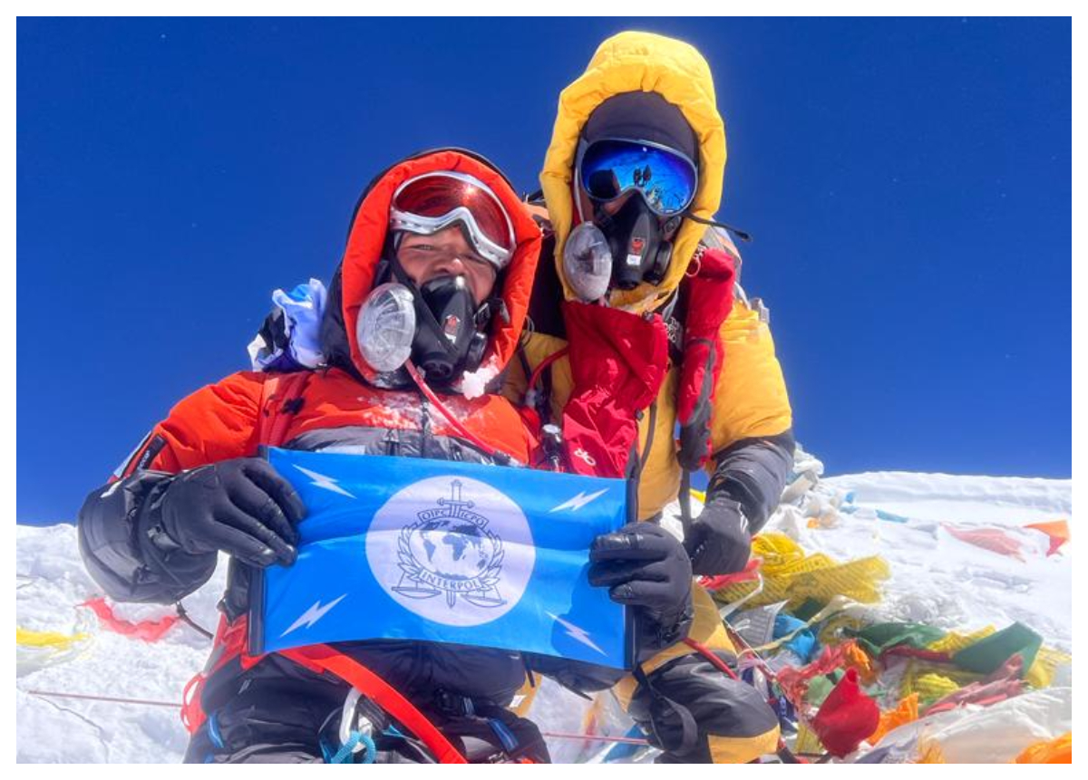 प्रहरी कर्मचारीद्वारा सगरमाथाको सफल आरोहण