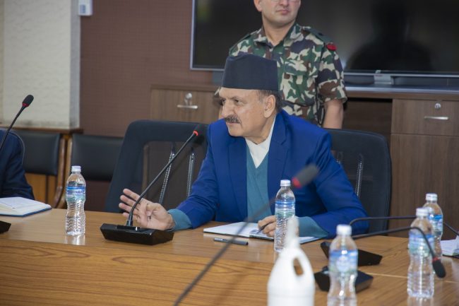 बजेट तयारीका लागि पूर्वअर्थमन्त्रीसँग अर्थमन्त्री महतको छलफल