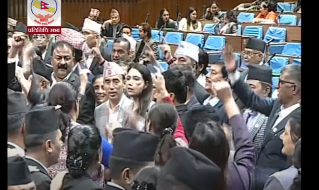 रोष्ट्रम घेर्दै एमाले सांसदको संसदमा नाराबाजी