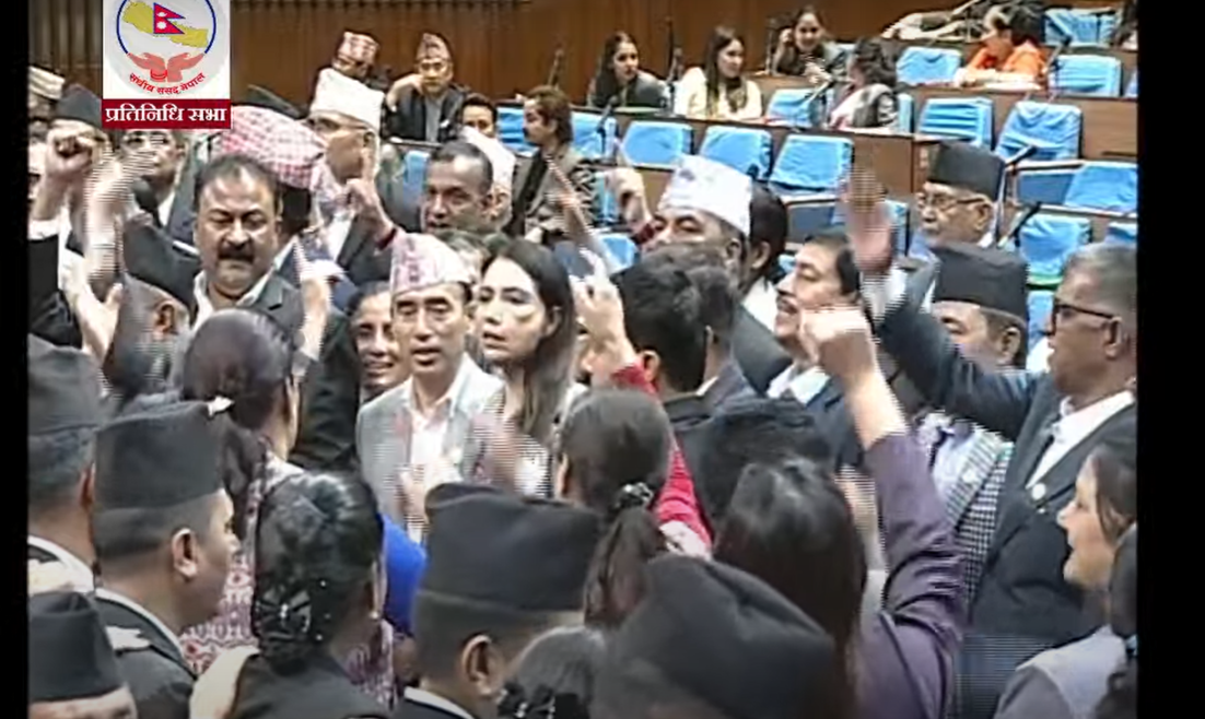 रोष्ट्रम घेर्दै एमाले सांसदको संसदमा नाराबाजी