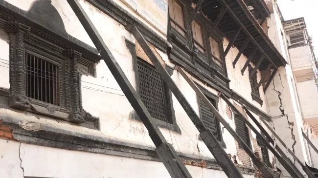 भूकम्प गएको दशक बित्न थाल्यो, अझै हटेन टेको